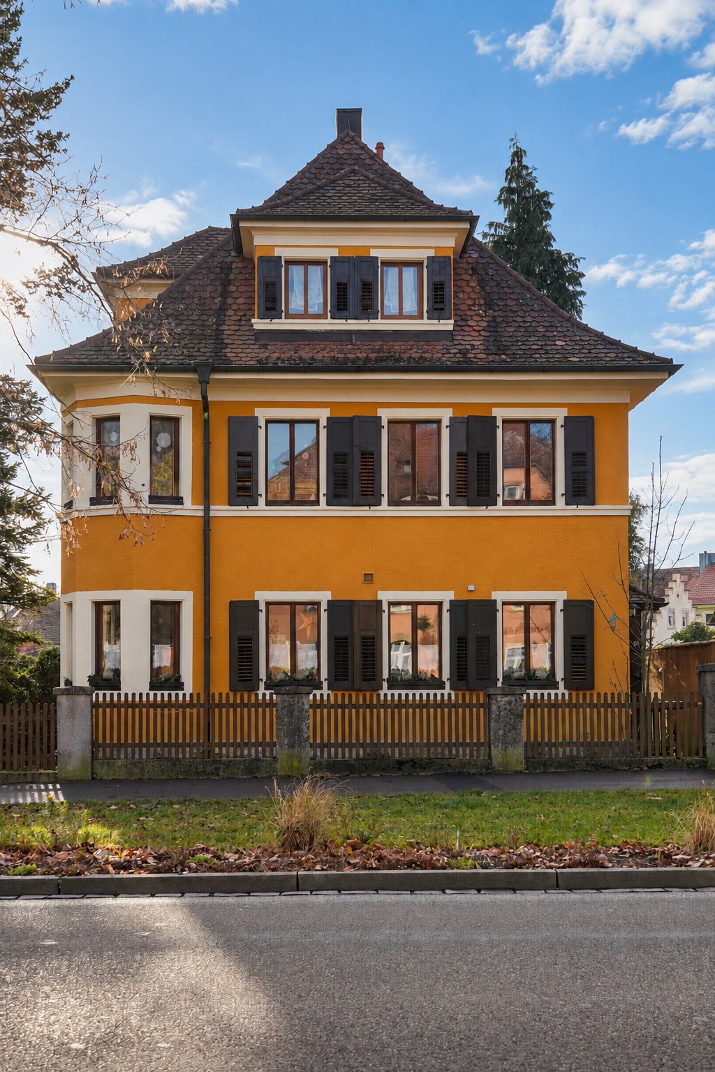 Klassische Stadtvilla mit gelber Fassade